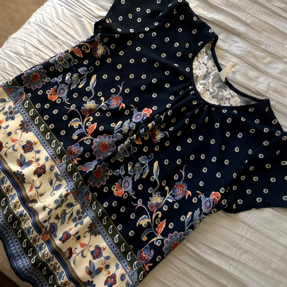 Floral shirt with a lace back opening
